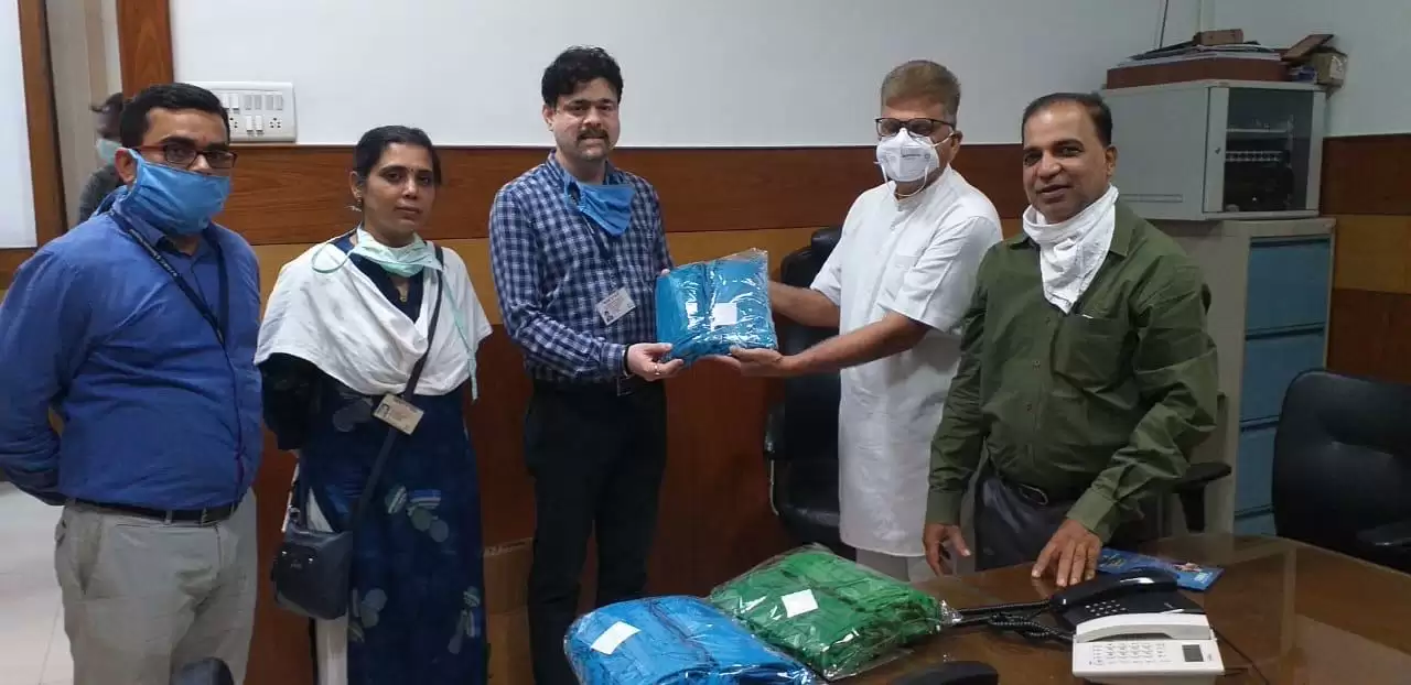 Punyadham Ashram produces 1000 masks and donates to Sassoon Hospital