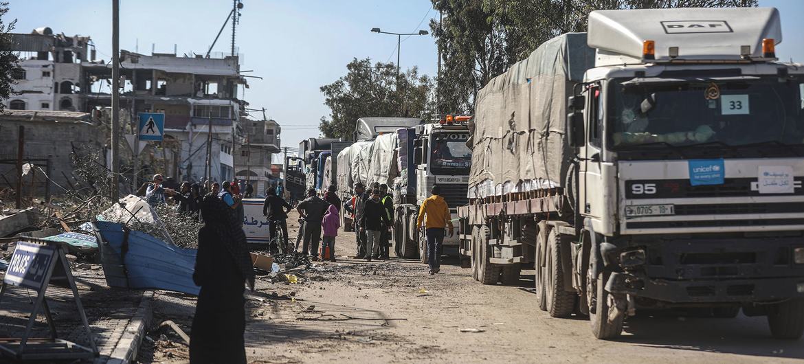 As part of an inter-agency convoy, the World Food Programme (WFP) picked up lifesaving aid at the Rafah crossing, delivering it to hard-to-reach areas in Gaza City during a pause in fighting in November. (file) 