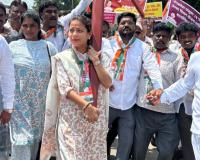 MAHAVIKAS AGHADI LEADS FARMERS MARCH IN SOLAPUR; DEMANDING CHANGE!