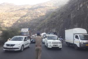 Due to consecutive holidays, the traffic at Khambataki Ghat Slow for about eight hours